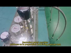 Podstawowy regulator z włączonym węzłem w przygotowaniu do badania ciśnienia.